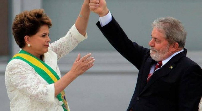 Dilma Rousseff recebendo a faixa presidencial de Lula durante cerimônia de posse em 2010.