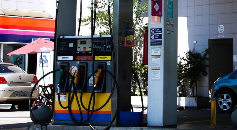 Petrobras estuda mudar pol&iacute;tica de pre&ccedil;o para diesel e gasolina