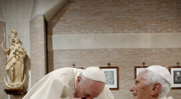 O papa Francisco presidir&aacute; os ritos de despedida do funeral de Bento XVI, a partir das 9h, em hor&aacute;rio local, da quinta-feira, 5