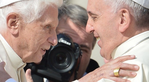 Papa Bento XVI com o papa Francisco