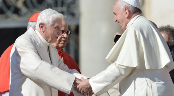 Foto de arquivo, tirada em 28 de setembro de 2014. Imagem mostra Bento XVI conversando com o papa Francisco em missa para idosos na Pra&ccedil;a de S&atilde;o Pedro, no Vaticano
