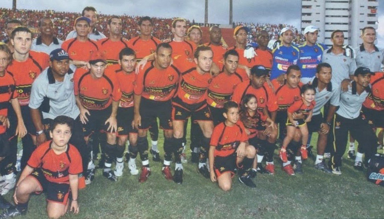 Time bicampeão pernambucano, em 2007. Milton Nienov, então preparador de goleiro, o último em pé na direita