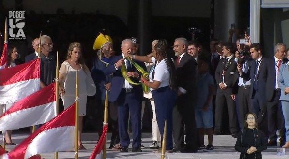 Presidente Lula recebe a faixa presidencial de representantes do Povo brasileiro.