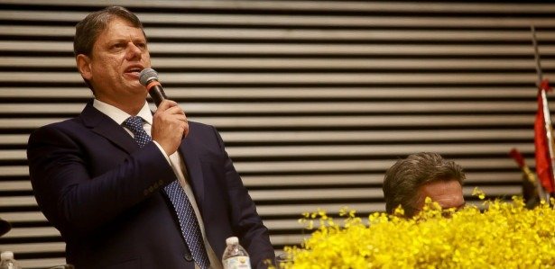 Tarcísio sanciona lei das escolas cívico-militares em SP