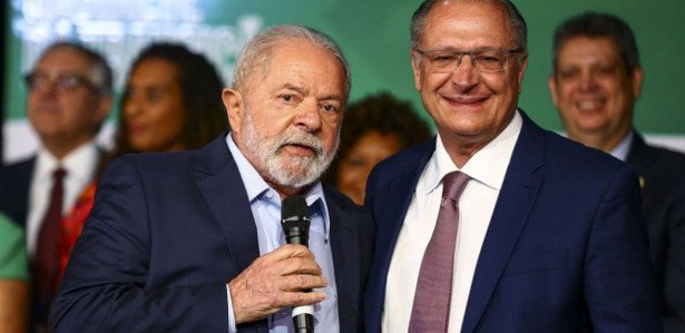 O presidente eleito, Luiz Inácio Lula da Silva, e o futuro ministro do Desenvolvimento, Indústria e Comércio, Geraldo Alckmin, durante anúncio de novos ministros que comporão o governo.