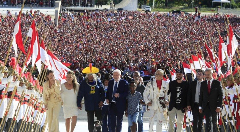 Antes de dar posse aos ministros, Lula chega ao Pal&aacute;cio do Planalto acompanhado por uma multid&atilde;o nas ruas: cadela &quot;Resist&ecirc;ncia&quot; subiu a rampa 