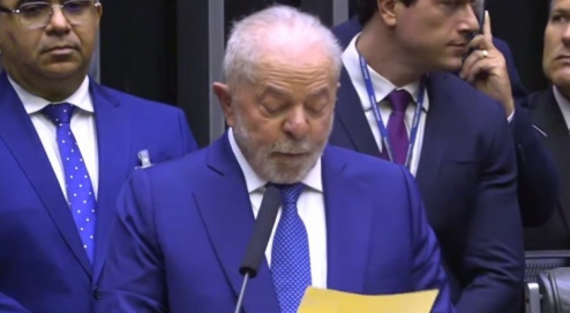 Lula discursando no Congresso durante cerimônia de posse