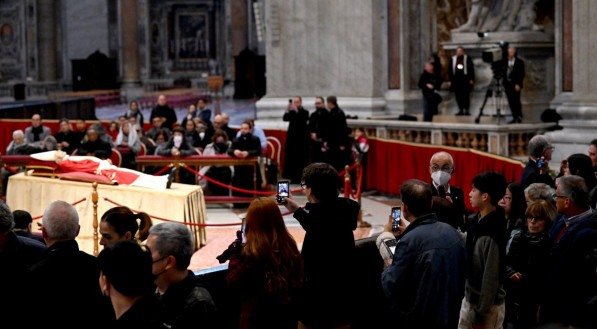 Os fi&eacute;is entram em sil&ecirc;ncio pelo corredor central do maior templo cat&oacute;lico do mundo, a maioria fotografando com seus celulares o corpo do papa em&eacute;rito.