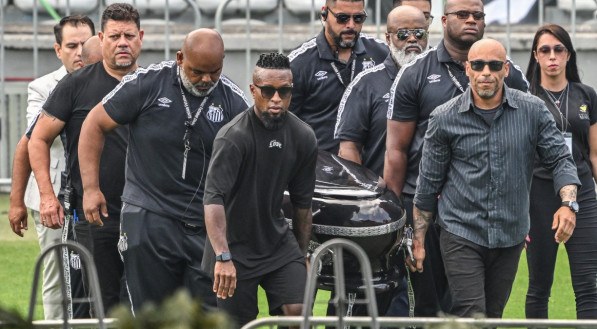 Momento da chegada do corpo de Pelé ao centro do gramado, onde fãs poderão se despedir do ídolo