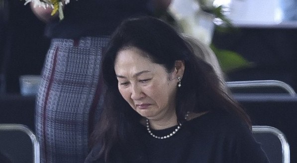 Márcia Aoki, esposa de Pelé, chorando durante o velório do Rei do Futebol