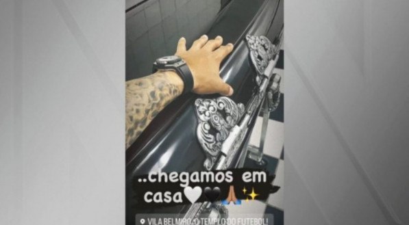 Filho de Pelé, Edinho publicou no Instagram uma foto do caixão do Rei com a legenda "Chegamos em casa" 