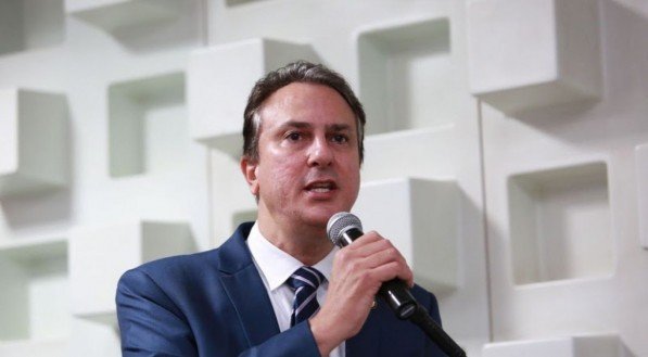 O ministro da Educação, Camilo Santana, lembrou e repudiou a ditadura militar, "para que ela nunca mais se repita"
