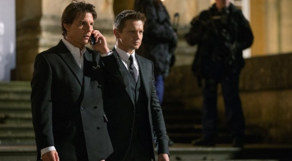 Jeremy Renner ao lado de Tom Cruise em 'Missão Impossível: Nação Secreta' (2015). 