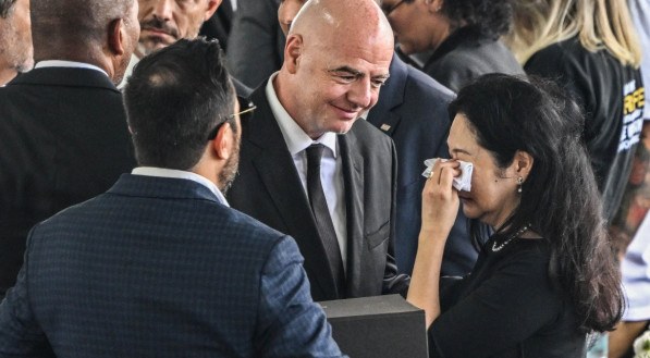Gianni Infantino, presidente da Fifa, ao lado da esposa de Pel&eacute;, M&aacute;rcia Aoki.