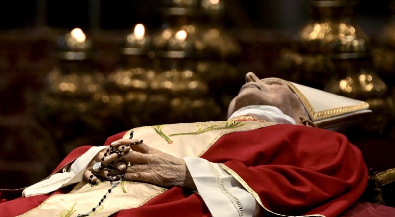Vel&oacute;rio do papa em&eacute;rito Bento XVI na Bas&iacute;lica de S&atilde;o Pedro
