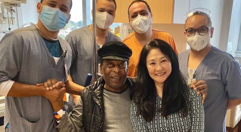 Pelé com a esposa Márcia e funcionários do hospital em que estava internado. 