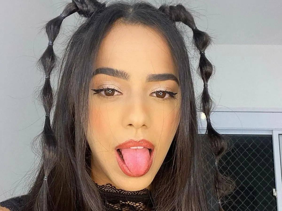 Mirella Santos, 23, conhecida como "gêmea lacração", teve a conta do Instagram derrubada nesta segunda-feira (2).