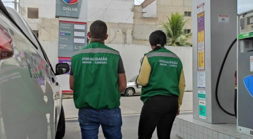 Fiscais do Procon de Caruaru fiscalizam postos de combust&iacute;veis por aumento abusivo do litro da gasolina