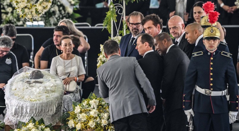 Corpo de Pelé está sendo velado em Santos