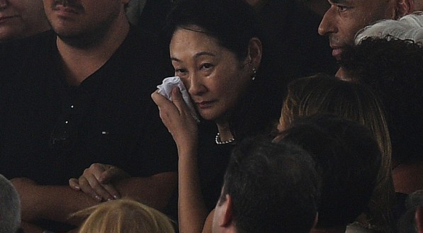 Marcia Aoki chora no velório do marido 