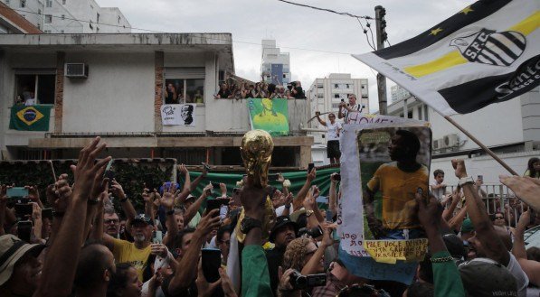 Cortejo com o corpo de Pelé em Santos