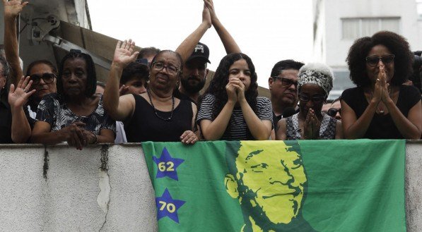 Cortejo com corpo de Pelé passa na porta da mãe do Rei do Futebol