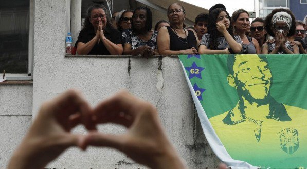 Cortejo com o corpo de Pelé passa na porta da casa da mãe do Rei do Futebol