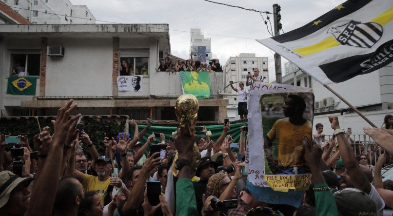 Cortejo com o corpo de Pelé em Santos