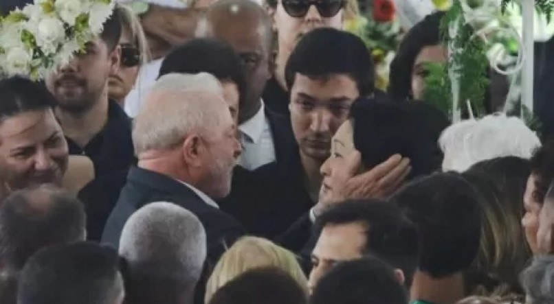 Lula cumprimenta a viúva de Pelé, Márcia Aoki, no velório do ex-jogador
