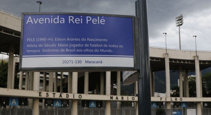 Avenida em frente ao estádio do Maracanã passou a se chamar Rei Pelé