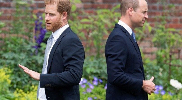 Príncipes Harry e William são filhos da falecida princesa Diana e do Rei Charles.