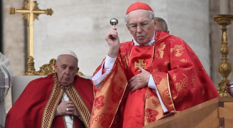 Francisco homenageia Bento XVI, 1º papa da era moderna a renunciar