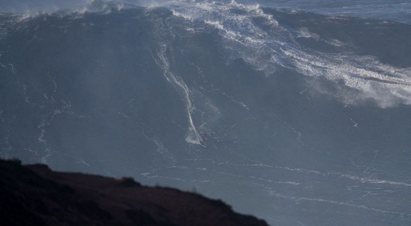 Surfista Márcio Freire, de 47 anos, morreu nesta quinta-feira (5) ao cair de um dos paredões de água da praia do Norte, em Nazaré, Portugal