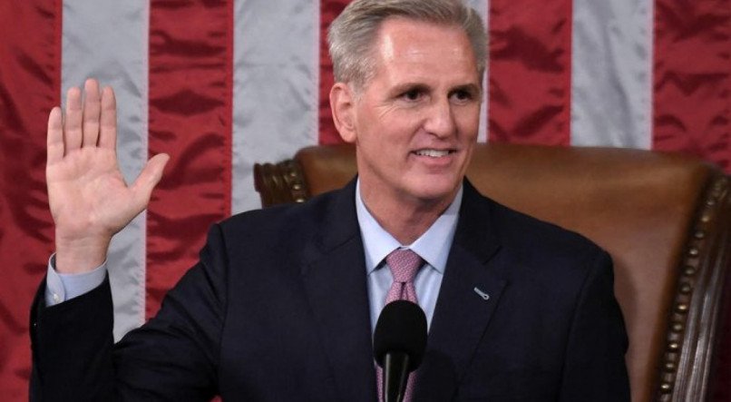 Kevin McCarthy foi destitu&iacute;do do cargo de Presidente da C&acirc;mara dos Estados Unidos, republicanos tamb&eacute;m votaram contra colega de partido. Essa &eacute; a primeira a&ccedil;&atilde;o em 234 anos de hist&oacute;ria e McCarthy &eacute; o terceiro presidente da Casa com menor tempo no cargo