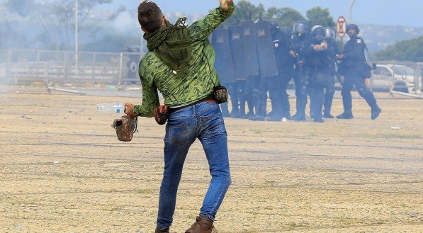 Confronto entre a polícia e manifestantes antidemocráticos