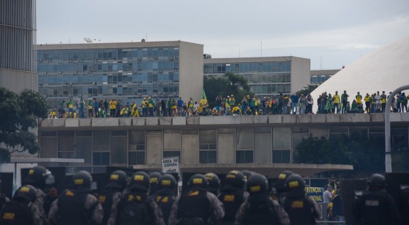 neste domingo (8) bolsonaristas terroristas geram caos em Bras&iacute;lia em uma tentativa de golpe com a invas&atilde;o do STF, Congresso Nacional e Pal&aacute;cio do Planalto.