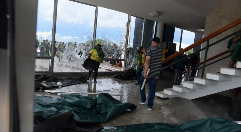 V&acirc;ndalos destru&iacute;ram as sedes dos Tr&ecirc;s Poderes no &uacute;ltimo domingo (8)