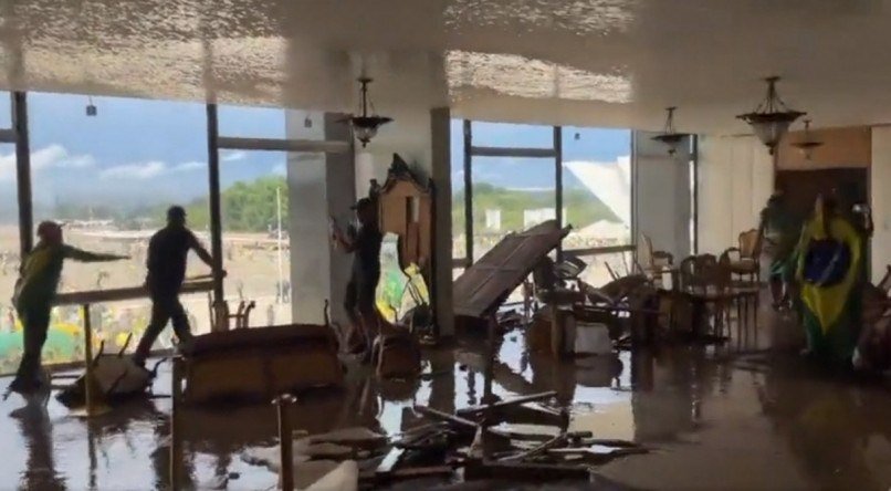 Apoiadores de Bolsonaro destruíram sala do governo que tinha obras de arte de mais de 100 anos