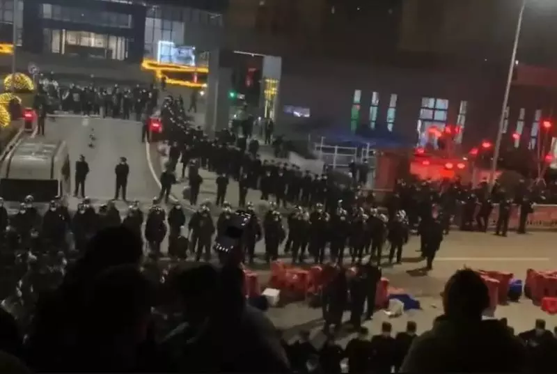Confronto entre policiais e funcionários de uma fábrica de testes de covid na China