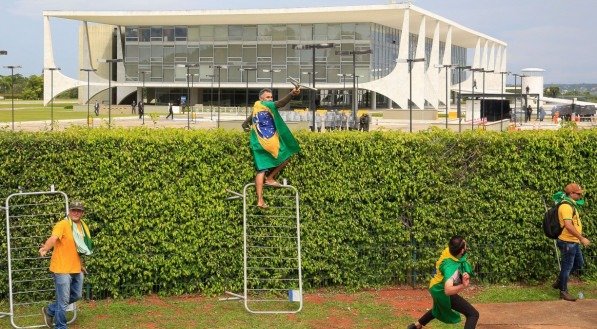 Bolsonaristas radicais invadiram sedes dos Tr&ecirc;s Poderes, em Bras&iacute;lia 