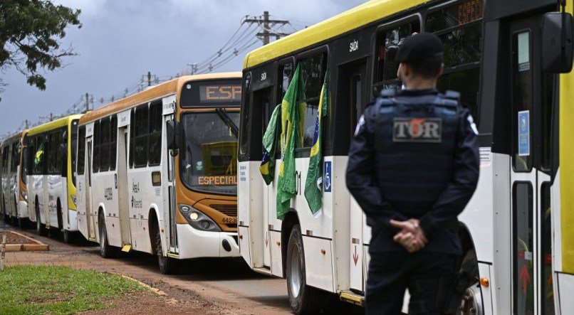 Detidos por terrorismo em Brasília são transportados em ônibus para a Academia Nacional de Polícia