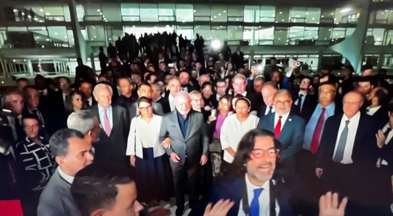 Lula leva governadores a sede do STF acompanhando da ministra Rosa Weber.