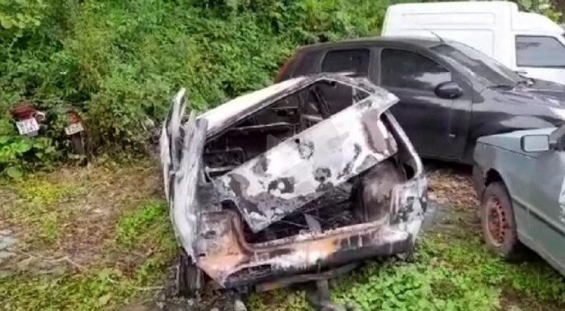 Carro onde estavam as vítimas foi incendiado, em Joinville