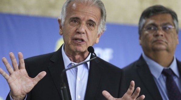 DEFESA: Múcio fala em 'desconfiança' de Lula e explica MUDANÇA no EXÉRCITO