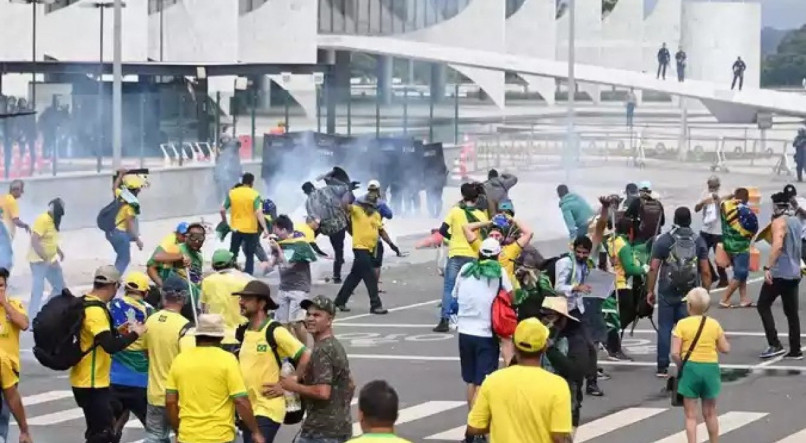 No dia 8 de janeiro, milhares de apoiadores de Bolsonaro vandalizaram prédios dos Três Poderes, em Brasília