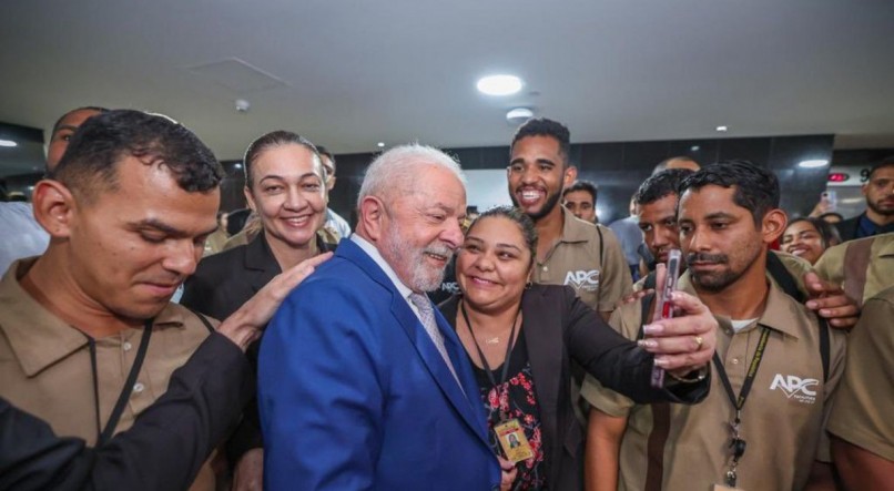 Presidente Lula se encontrou com funcion&aacute;rios que realizaram a limpeza do Pal&aacute;cio do Planalto