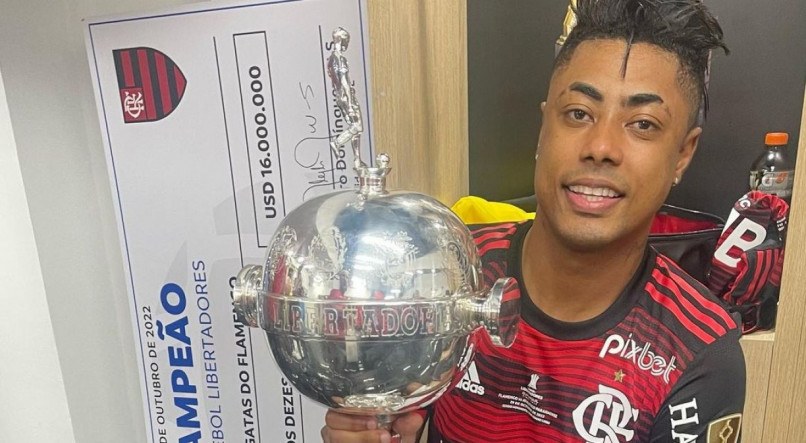 Bruno Henrique segurando ta&ccedil;a da Libertadores da Am&eacute;rica, pelo Flamengo.