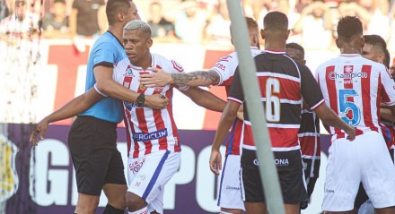 Júlio levou cartão amarelo por provocar a torcida do Santa Cruz após gol do Náutico