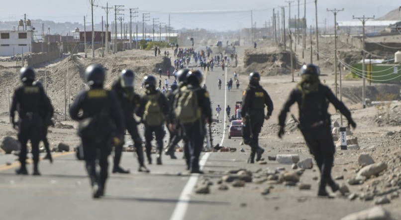 Governo do Peru autorizou os militares a intervir junto à Polícia para proteger a ordem pública em meio aos protestos no país