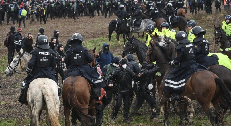 As forças de segurança da Alemanha e manifestantes entraram em confronto durante o protesto que reuniu milhares de pessoas